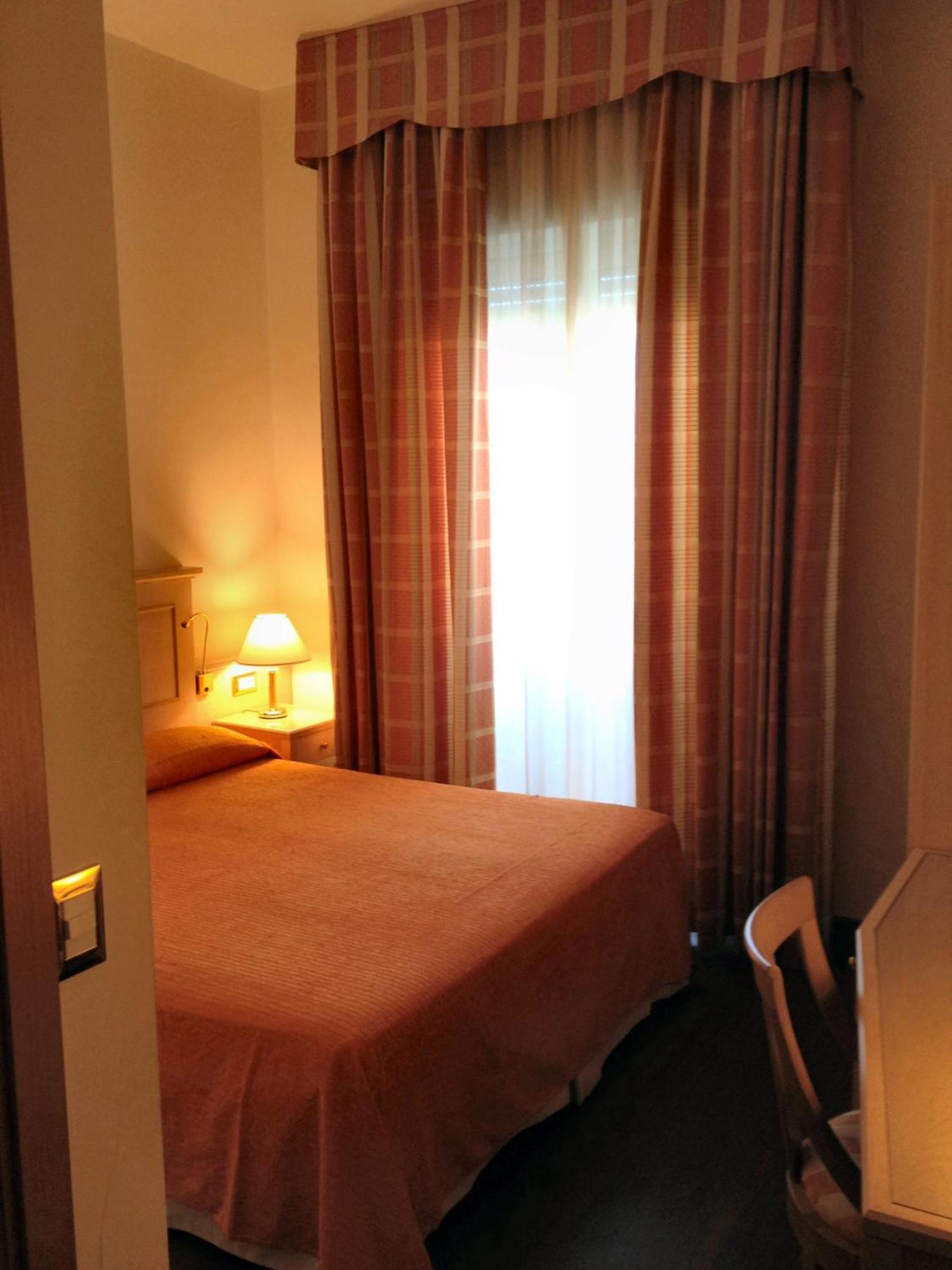Hotel Byron Rimini Rum bild