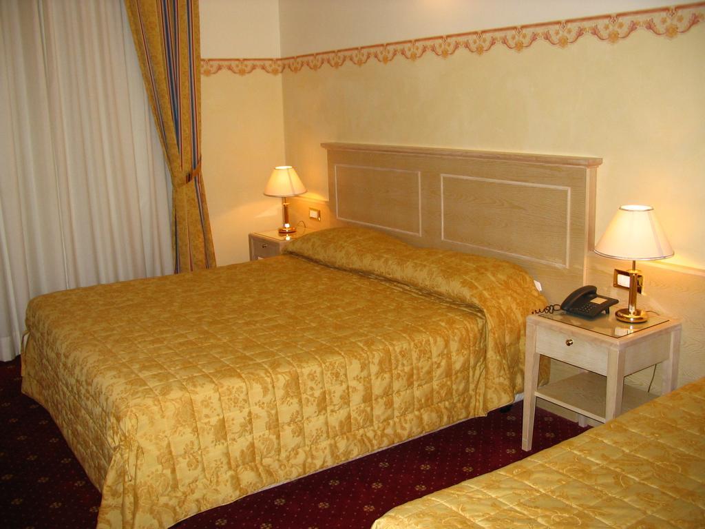 Hotel Byron Rimini Exteriör bild