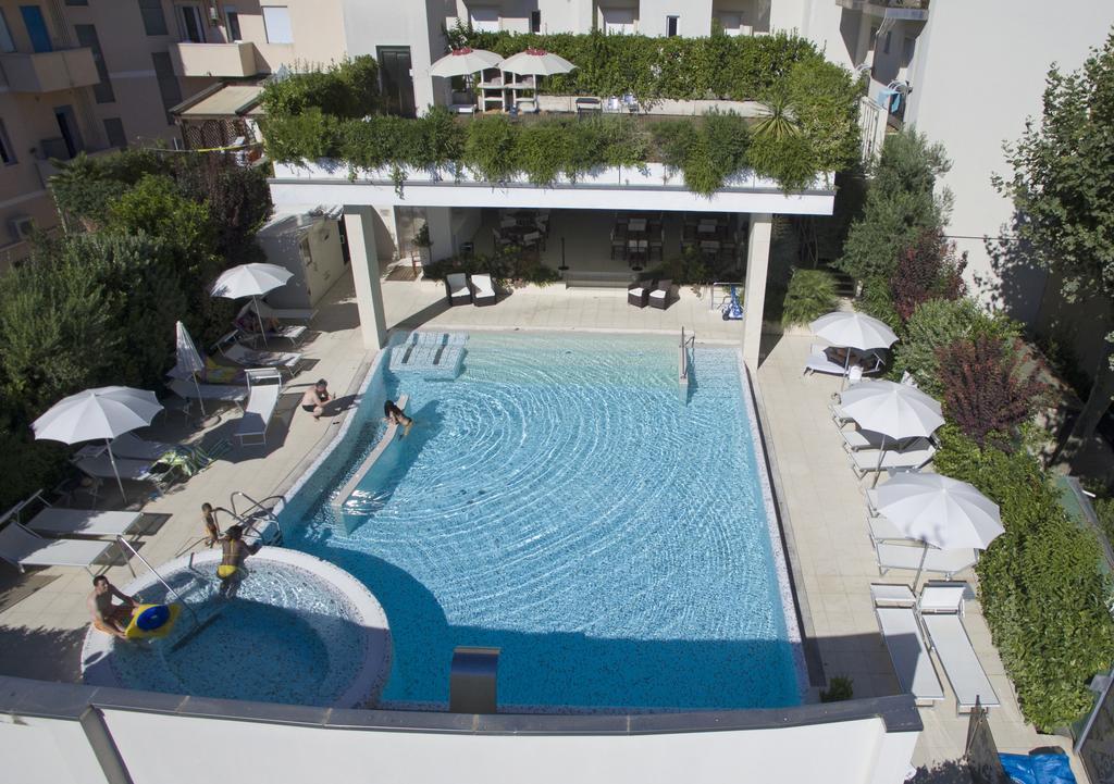 Hotel Byron Rimini Exteriör bild