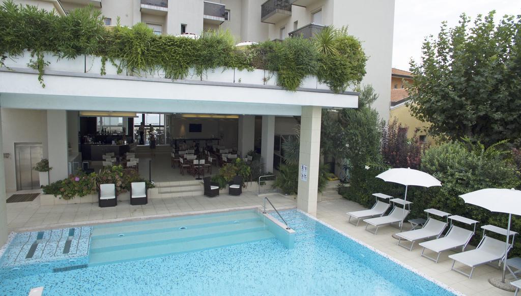 Hotel Byron Rimini Exteriör bild