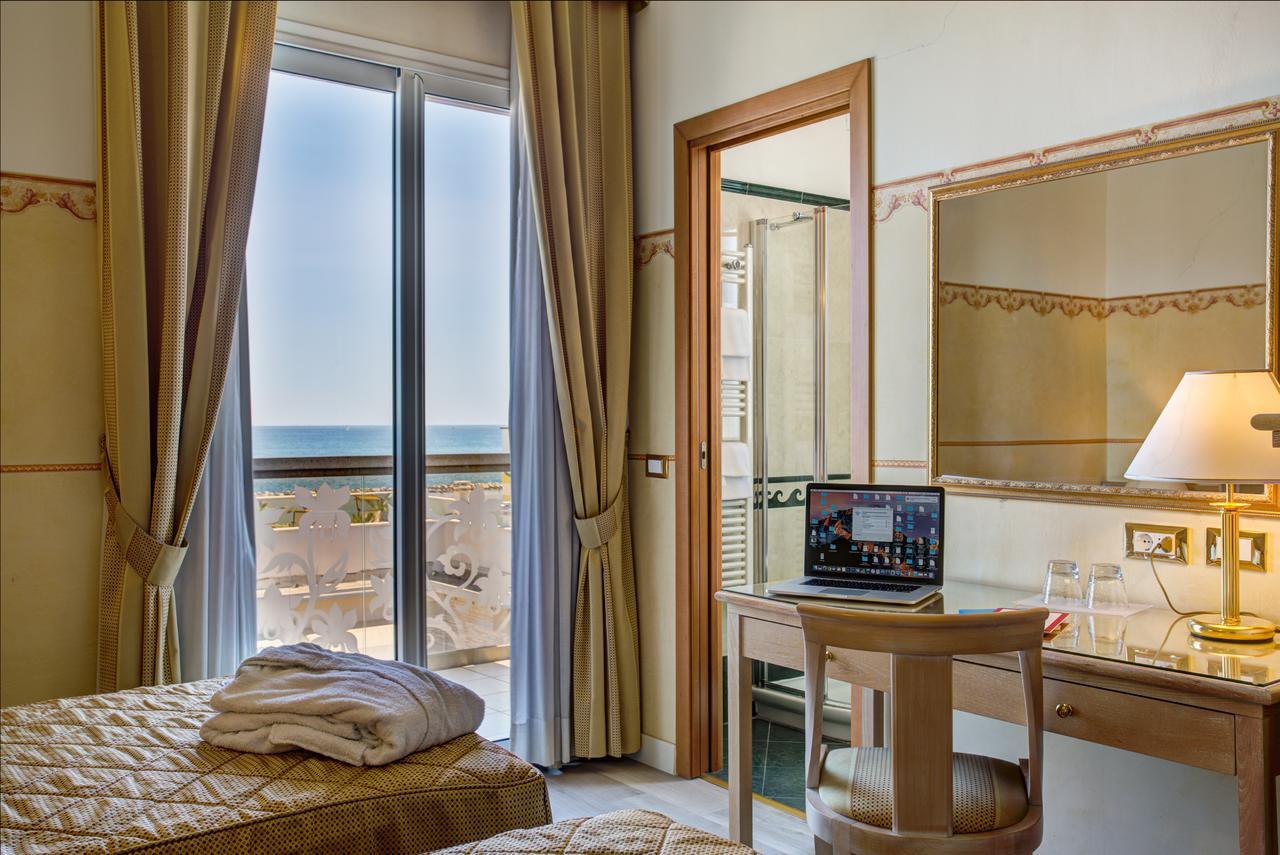 Hotel Byron Rimini Exteriör bild