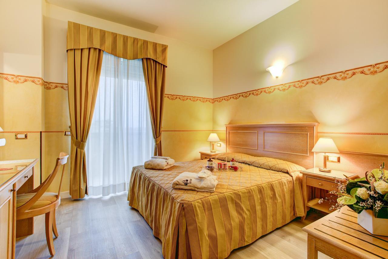 Hotel Byron Rimini Exteriör bild